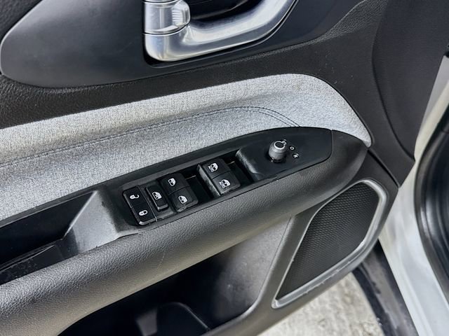 Used 2024 Jeep Compass Latitude image 29