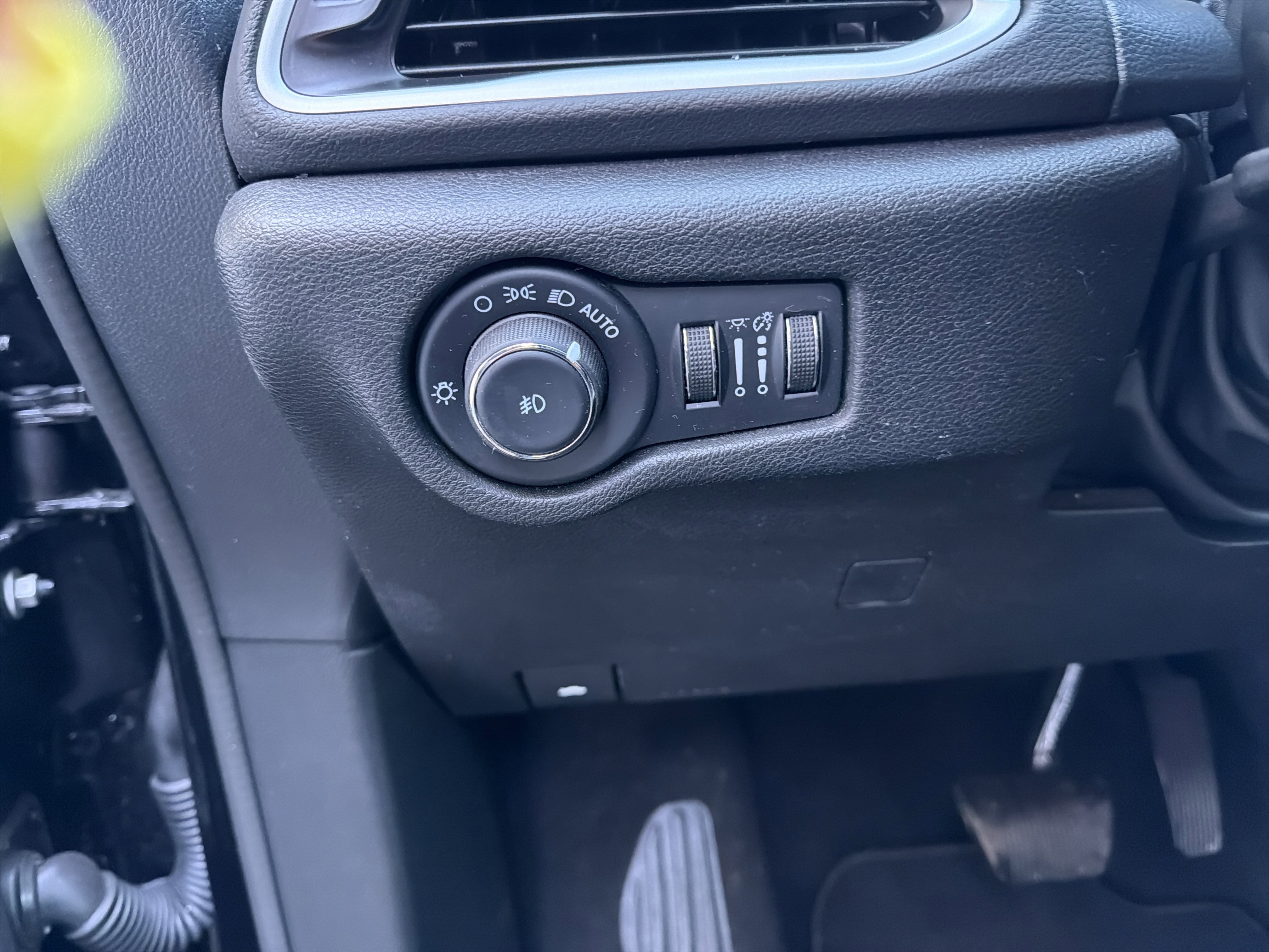 Used 2025 Chrysler Pacifica Select image 31