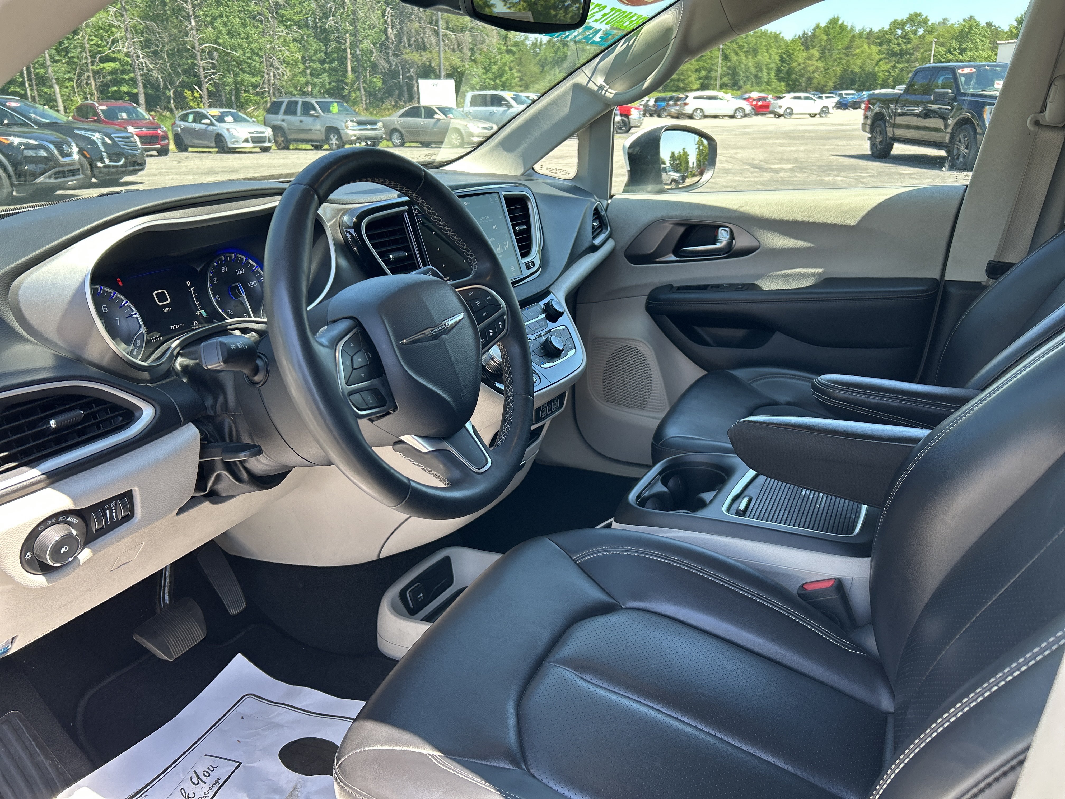 Used 2023 Chrysler Pacifica Touring-L FWD image 13
