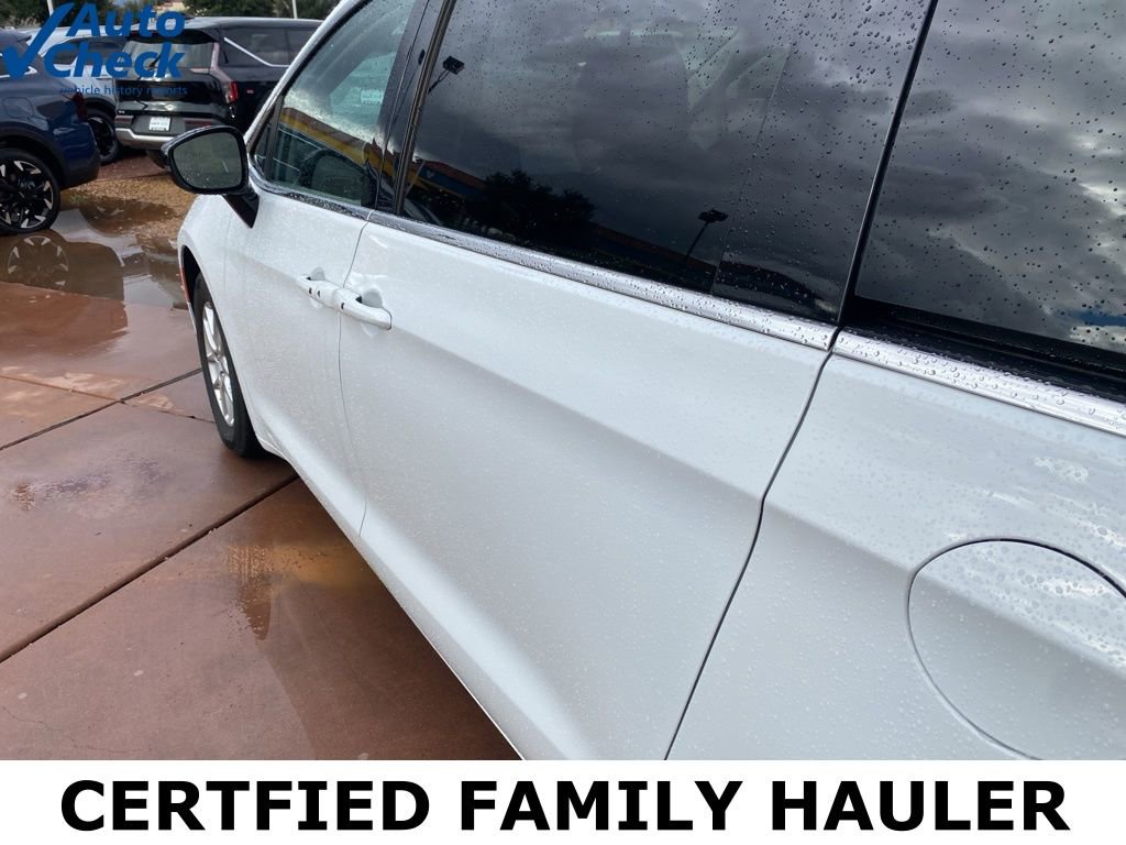 Used 2024 Chrysler Pacifica Touring-L image 16