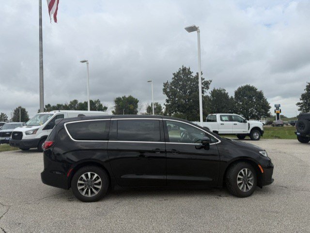 Used 2025 Chrysler Pacifica Select FWD image 10