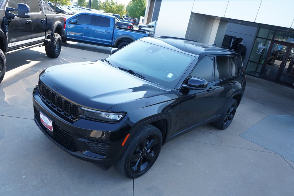 Used 2022 Jeep Grand Cherokee Altitude AWD/4WD image 14