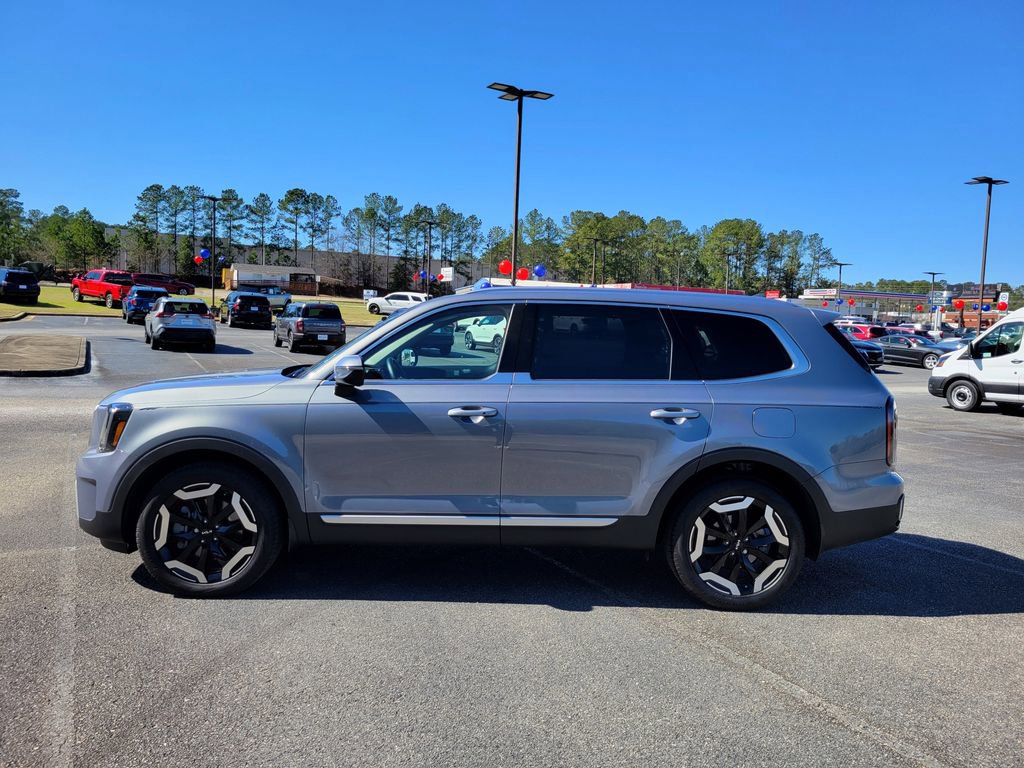 Used 2024 Kia Telluride EX w/ EX Captain's Chair Package image 3