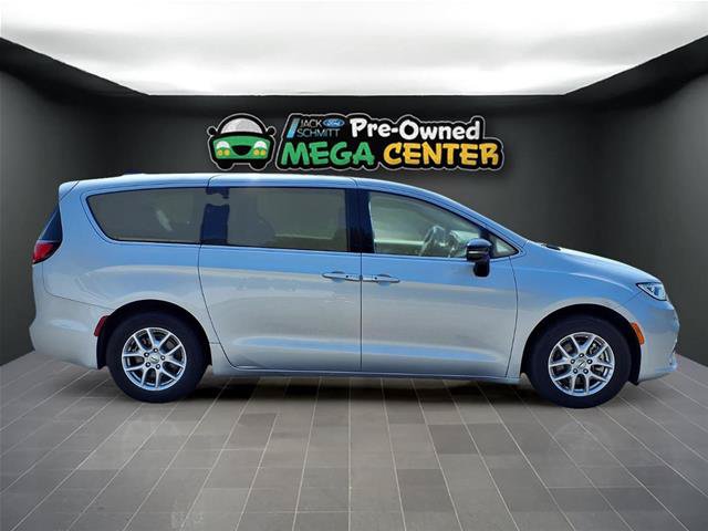 Used 2024 Chrysler Pacifica Touring-L FWD image 27