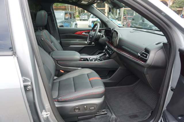 Used 2024 Chevrolet Traverse RS w/ LPO, Floor Liner Package FWD image 3