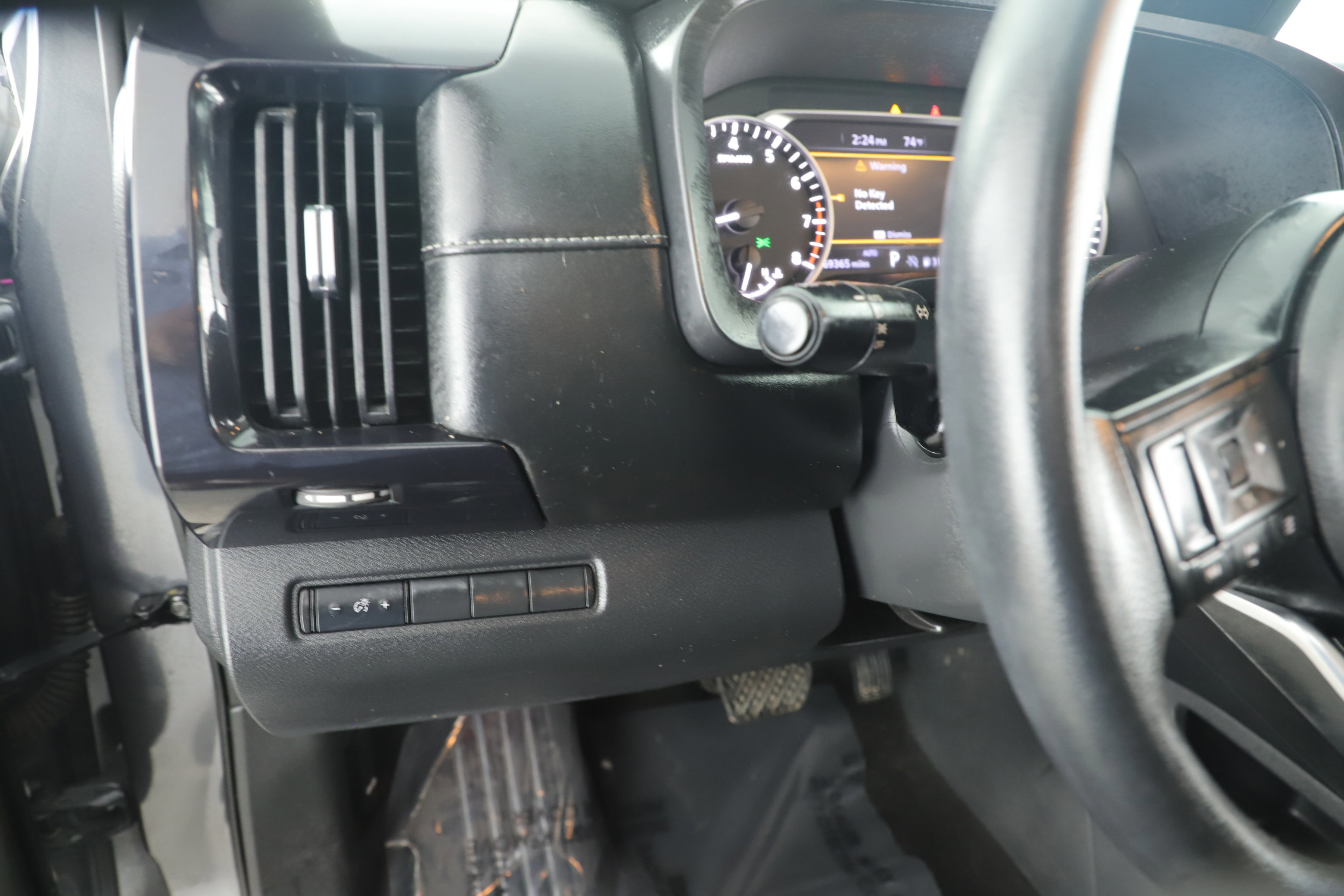 Used 2023 Nissan Pathfinder S image 11