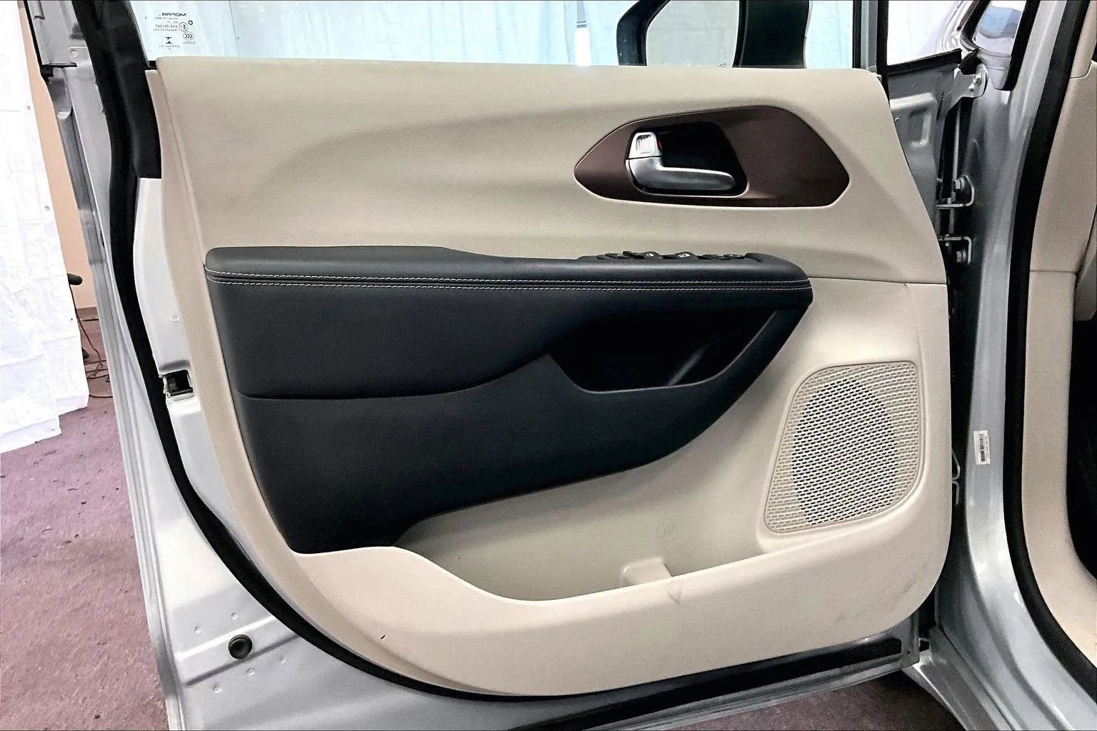 Used 2023 Chrysler Voyager LX image 22