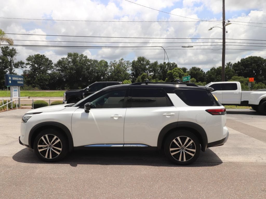 Used 2025 Nissan Pathfinder Platinum w/ Black Appearance Package AWD/4WD image 5