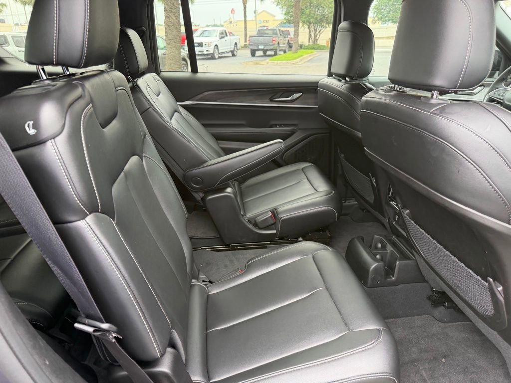 Used 2025 Jeep Grand Cherokee L Limited w/ Black Appearance Package AWD/4WD image 21