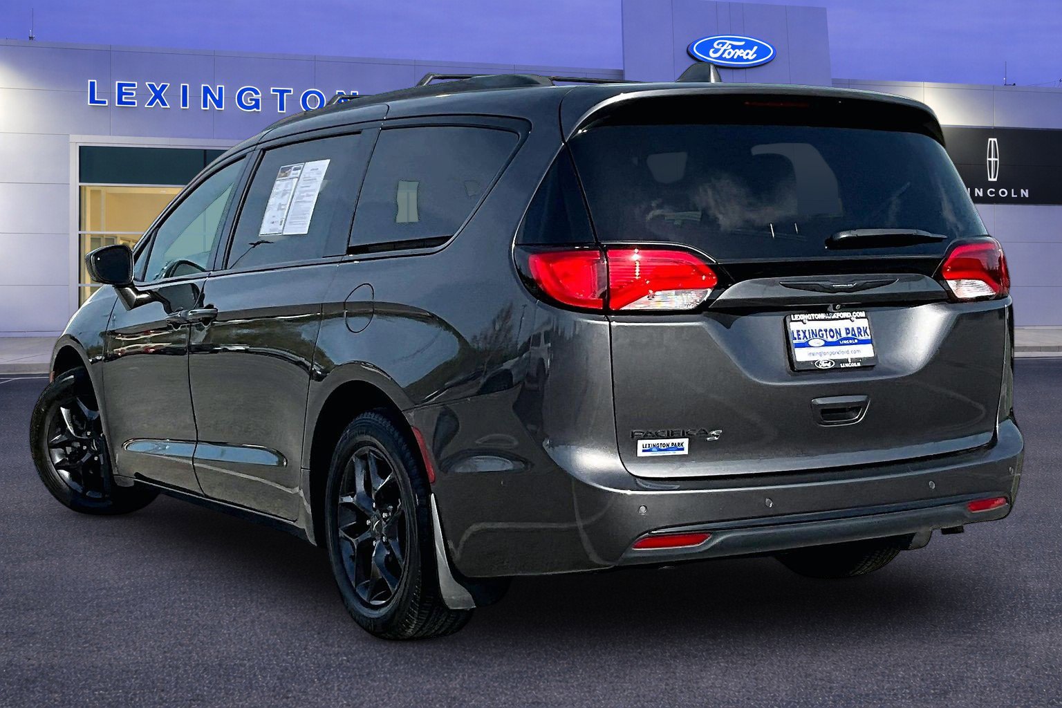 Used 2019 Chrysler Pacifica Touring-L Plus w/ Advanced Safetytec Group FWD image 4