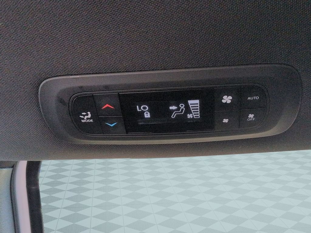 Used 2024 Chrysler Pacifica Limited FWD image 24