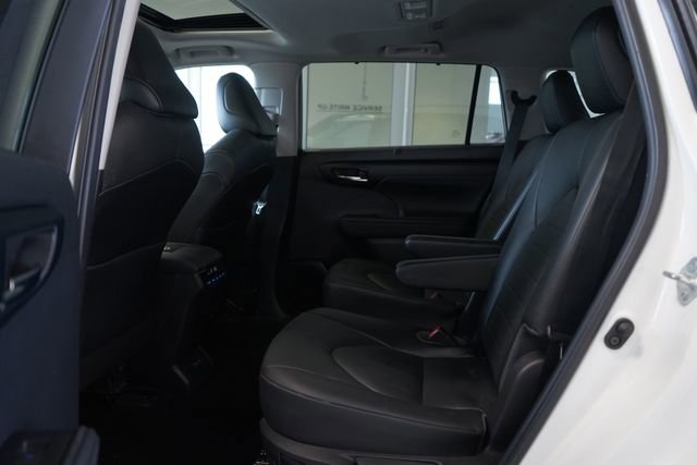Used 2021 Toyota Highlander XLE AWD/4WD image 29