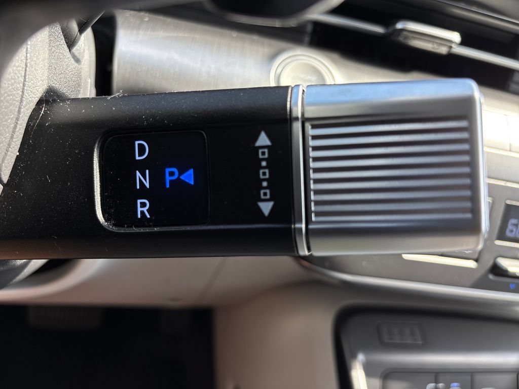 Used 2025 Hyundai Kona Limited FWD image 27