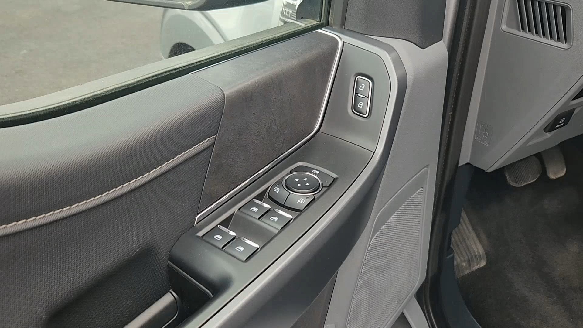 Certified 2025 Ford F150 XLT w/ Equipment Group 301A Standard image 8