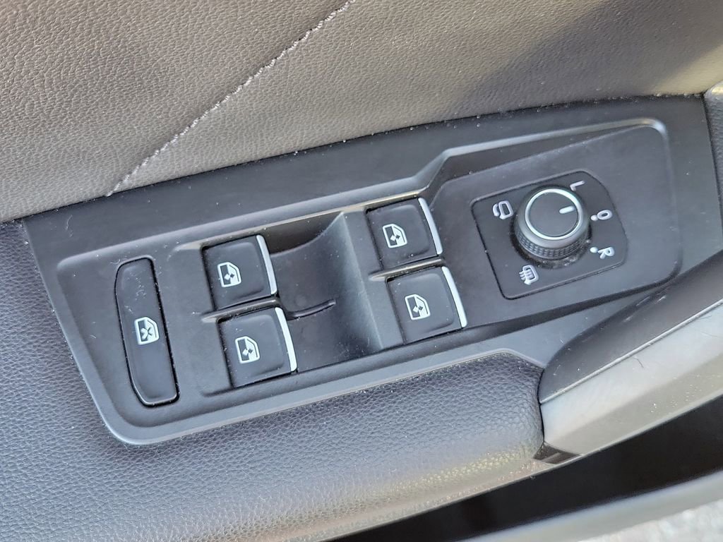 Used 2019 Volkswagen Tiguan SEL Premium image 24