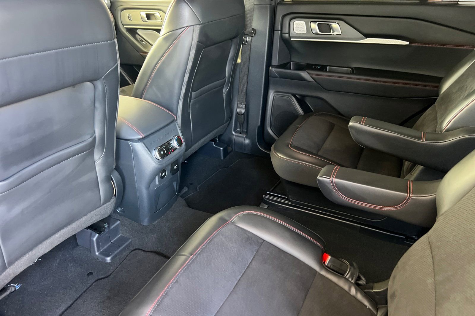 Certified 2025 Ford Explorer ST image 5