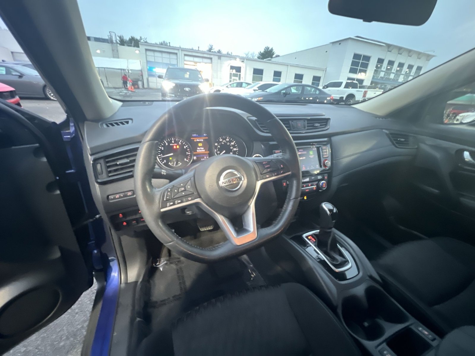 Used 2018 Nissan Rogue SV w/ Premium Package image 16