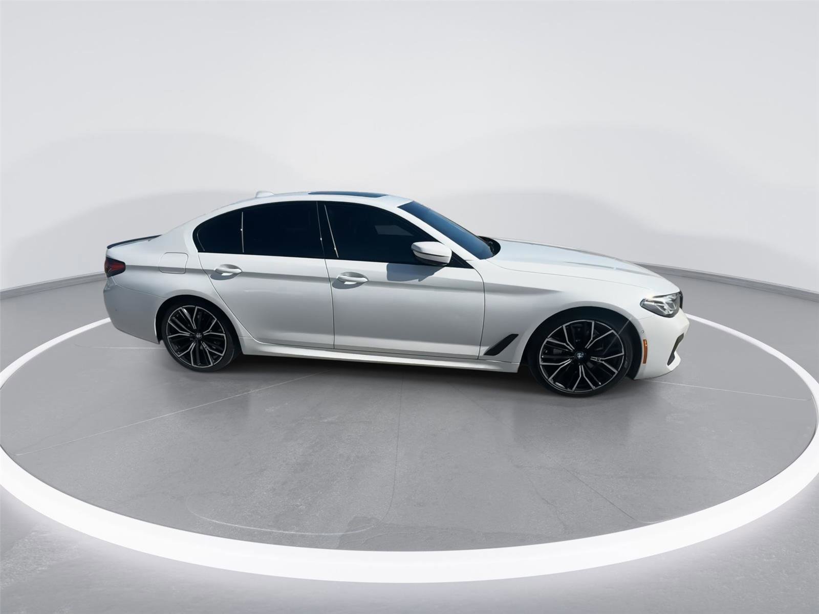 Used 2021 BMW 530i w/ M Sport Package image 3