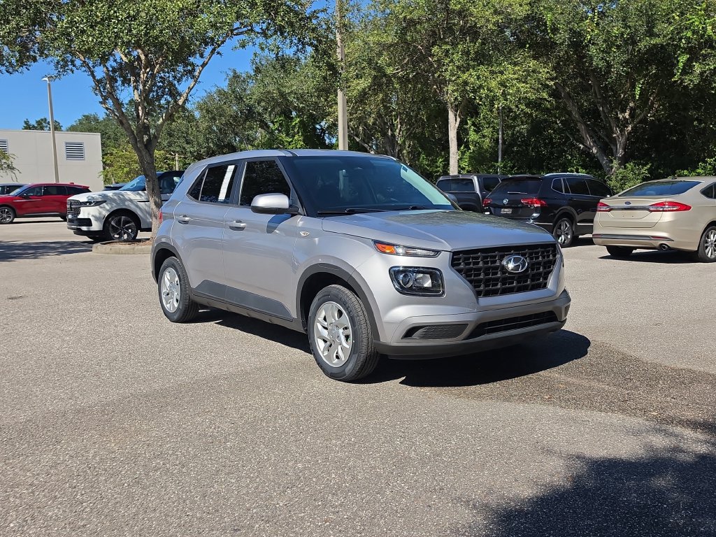Used 2023 Hyundai Venue SE FWD image 2