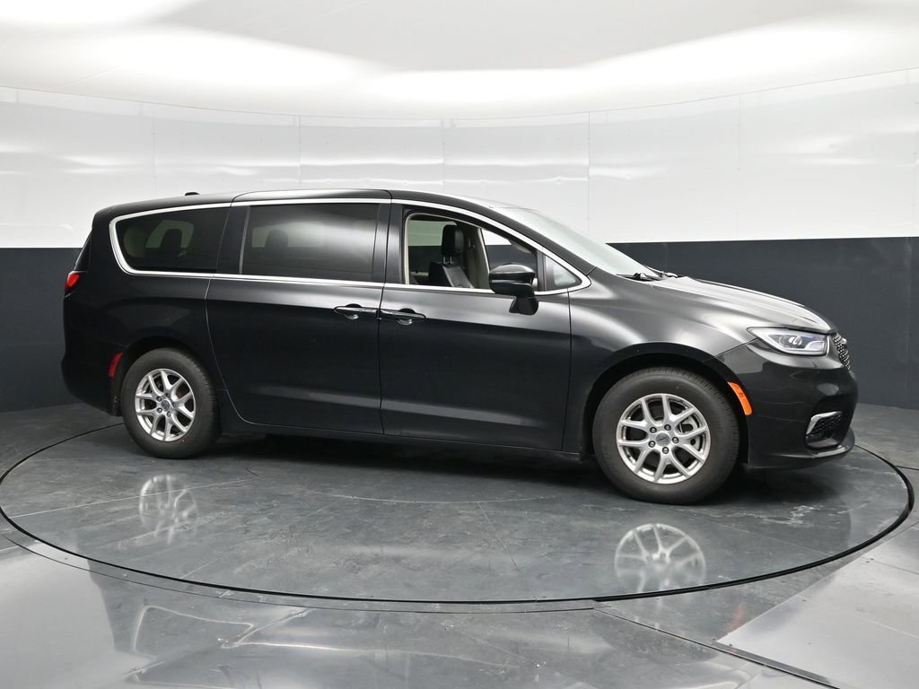 Used 2023 Chrysler Pacifica Touring-L FWD image 4