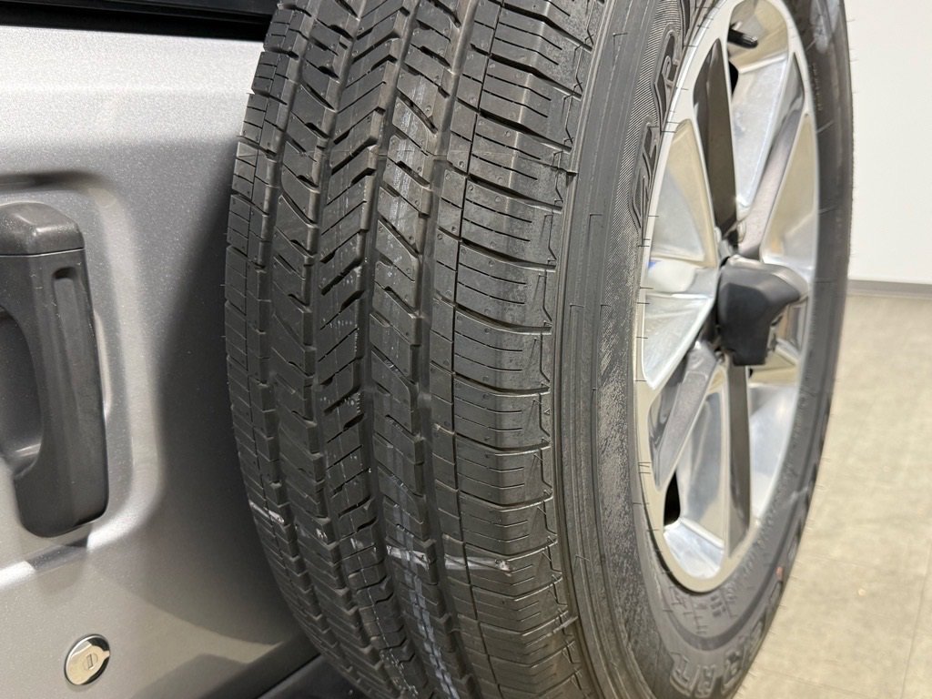 Used 2020 Jeep Wrangler Unlimited Sahara image 15