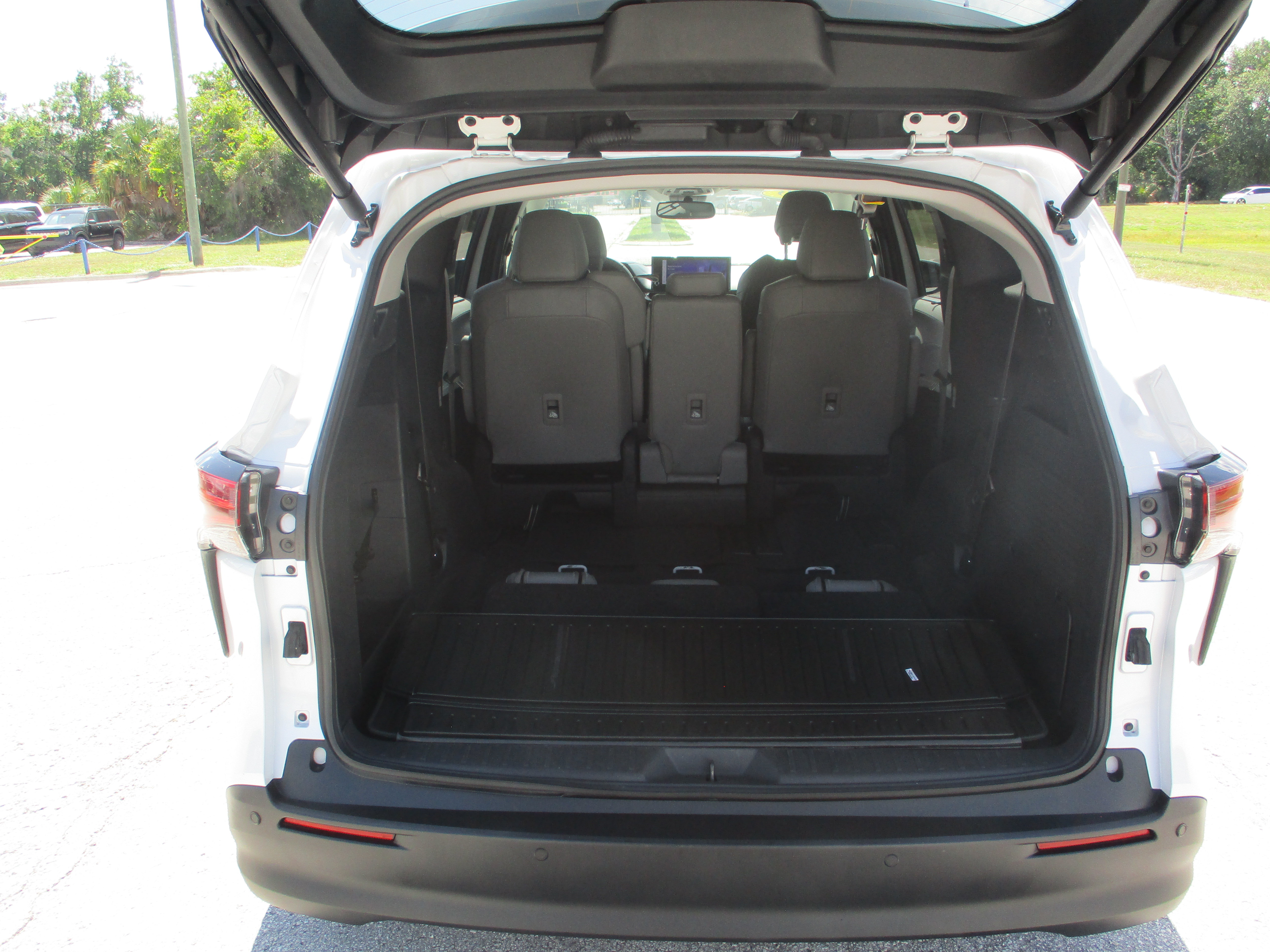 Used 2025 Toyota Sienna XLE FWD image 12
