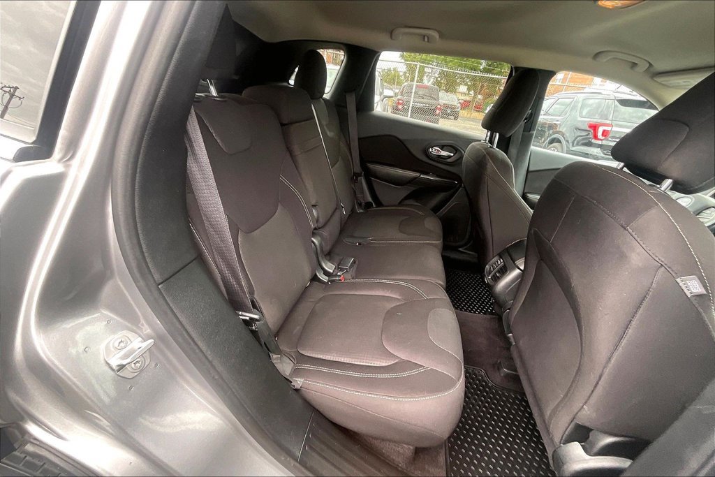 Used 2017 Jeep Cherokee Latitude w/ Safety/Convenience Group FWD image 26