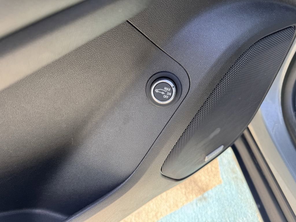 Used 2023 GMC Acadia SLT image 9