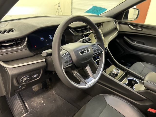 Used 2025 Jeep Grand Cherokee 4WD image 4