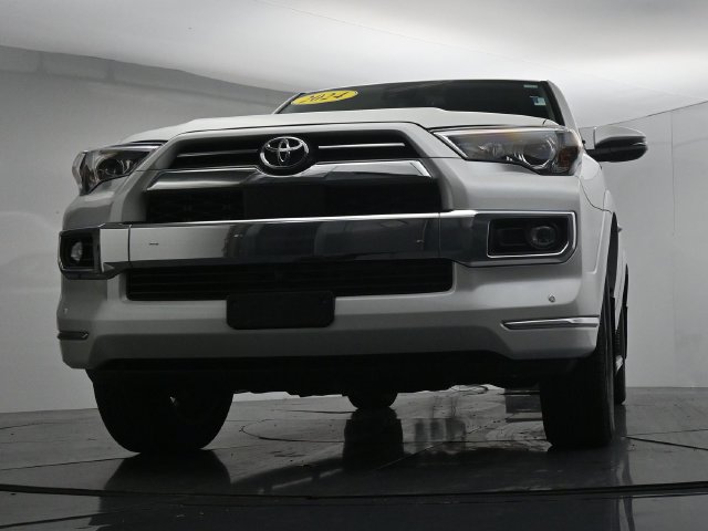 Used 2024 Toyota 4Runner Limited AWD/4WD image 38