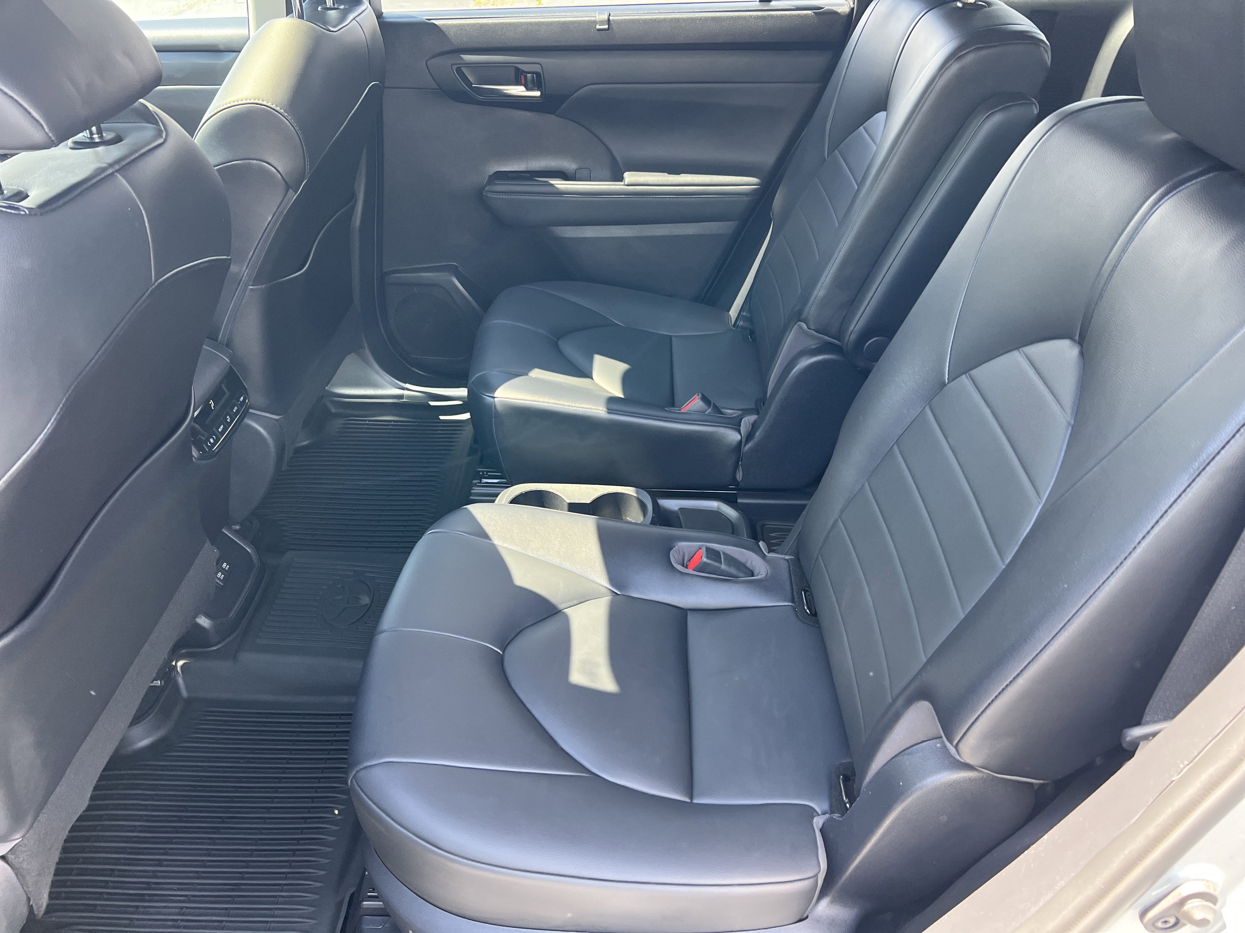 Used 2021 Toyota Highlander XLE AWD/4WD image 23