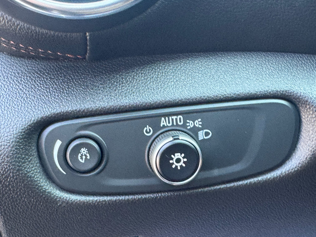 Used 2019 Chevrolet Blazer Premier w/ Sun and Wheels Package FWD image 27