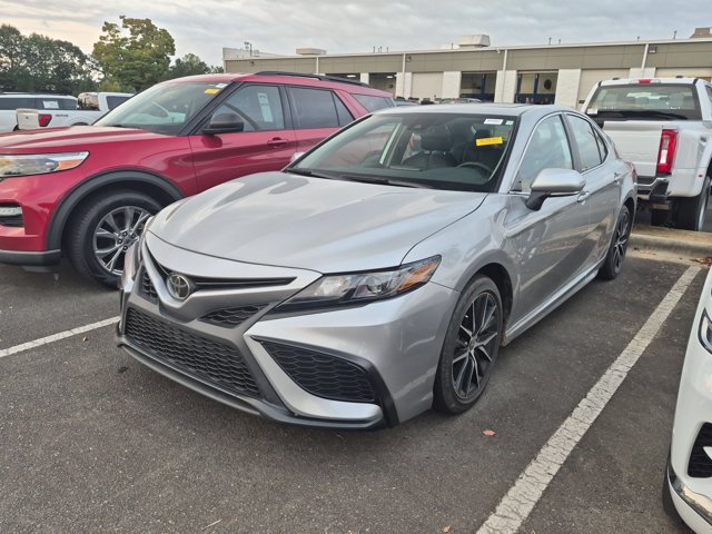 Used 2024 Toyota Camry SE FWD image 3