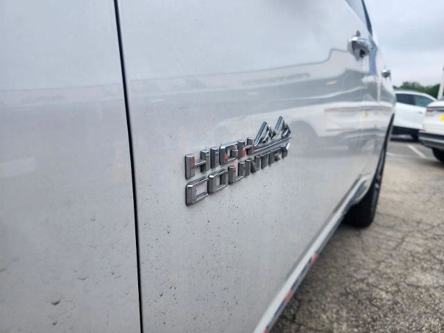 Used 2023 Chevrolet Traverse High Country FWD image 9