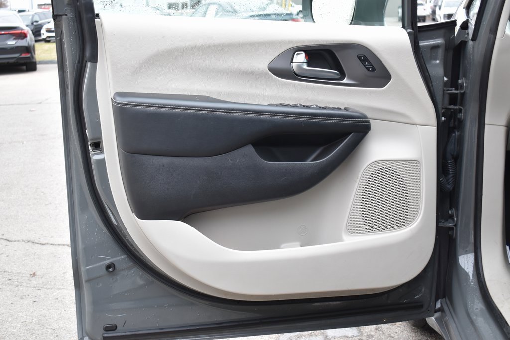 Used 2022 Chrysler Pacifica Touring-L image 9