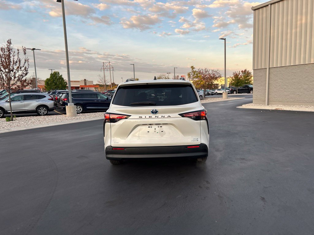 Used 2021 Toyota Sienna XLE AWD/4WD image 7