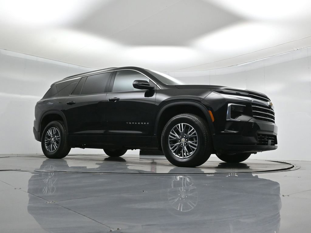 Used 2024 Chevrolet Traverse LT image 2