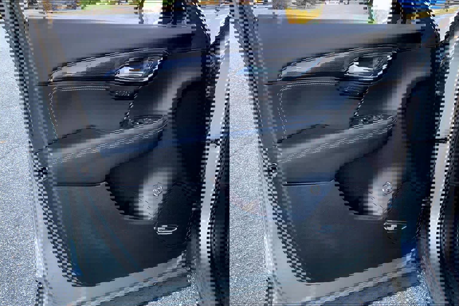 Used 2023 Buick Envision Essence w/ Technology Package I image 21