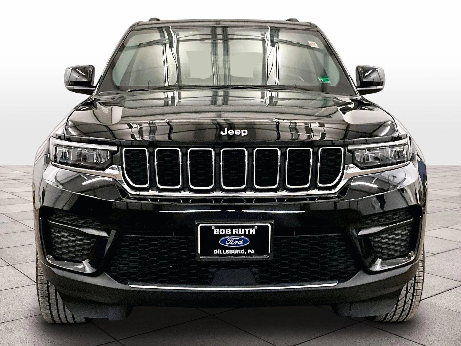 Used 2023 Jeep Grand Cherokee Laredo AWD/4WD image 3