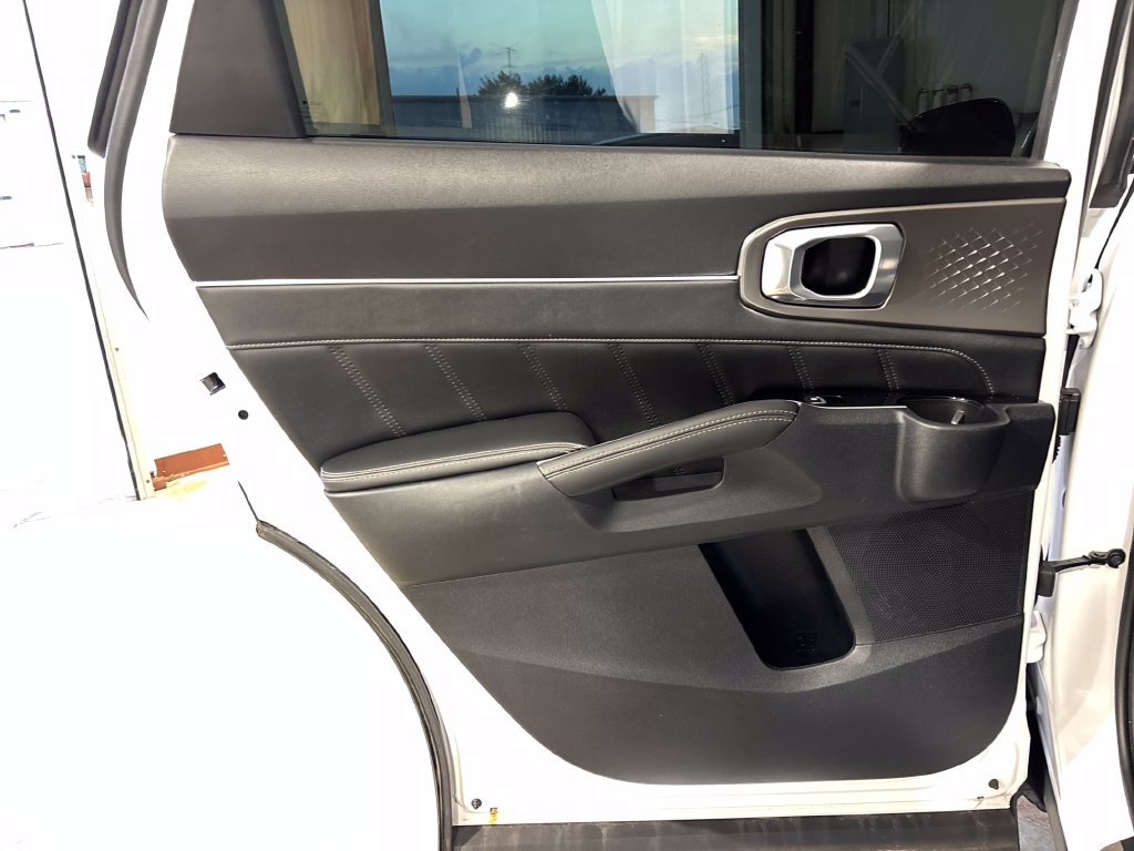Used 2023 Kia Sorento SX AWD/4WD image 32