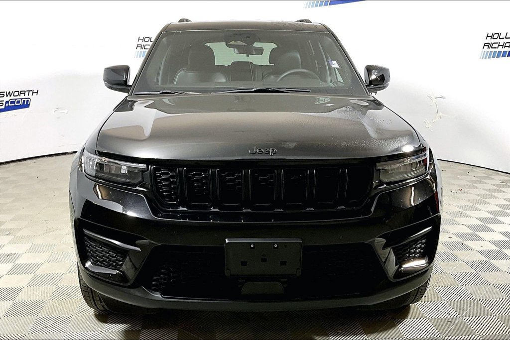 Used 2025 Jeep Grand Cherokee Altitude AWD/4WD image 2