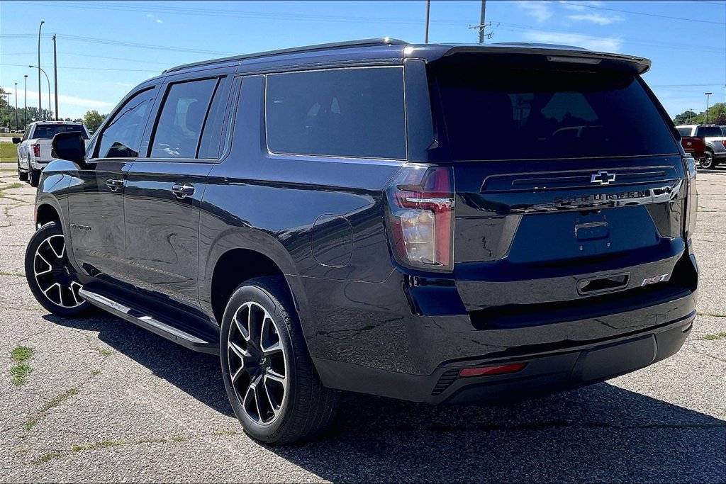 Used 2024 Chevrolet Suburban RST w/ Luxury Package AWD/4WD image 3
