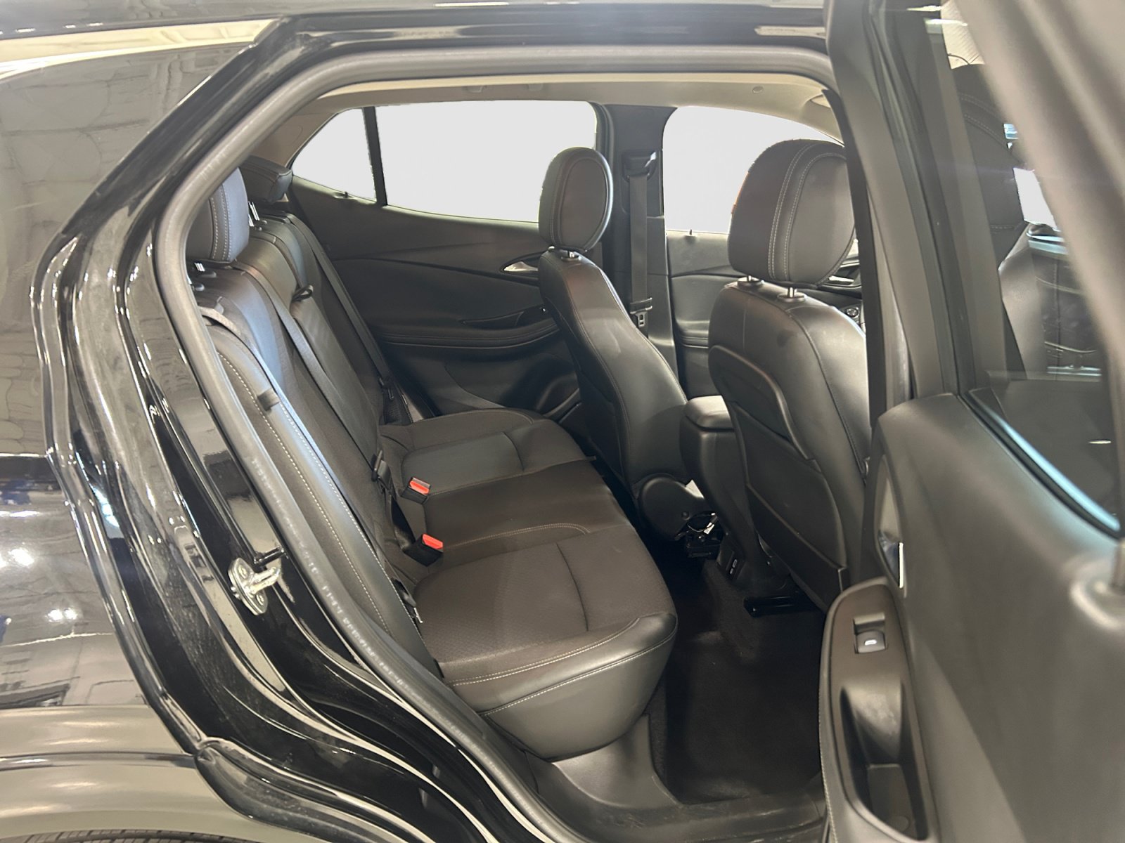 Used 2022 Buick Encore GX Select w/ Sport Touring Package FWD image 21