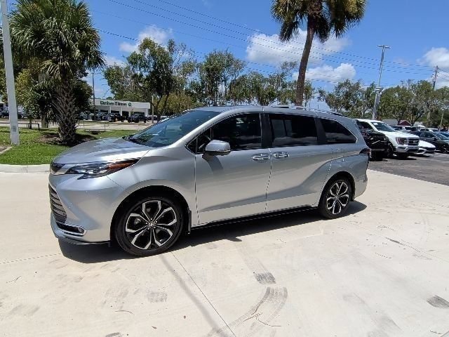 Used 2025 Toyota Sienna Platinum FWD image 12