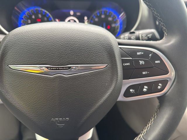 Used 2023 Chrysler Pacifica Touring-L FWD image 19