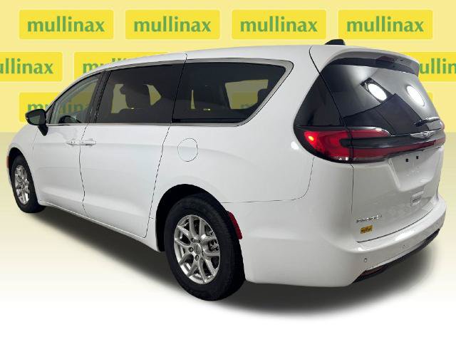 Used 2024 Chrysler Pacifica Touring-L FWD image 11