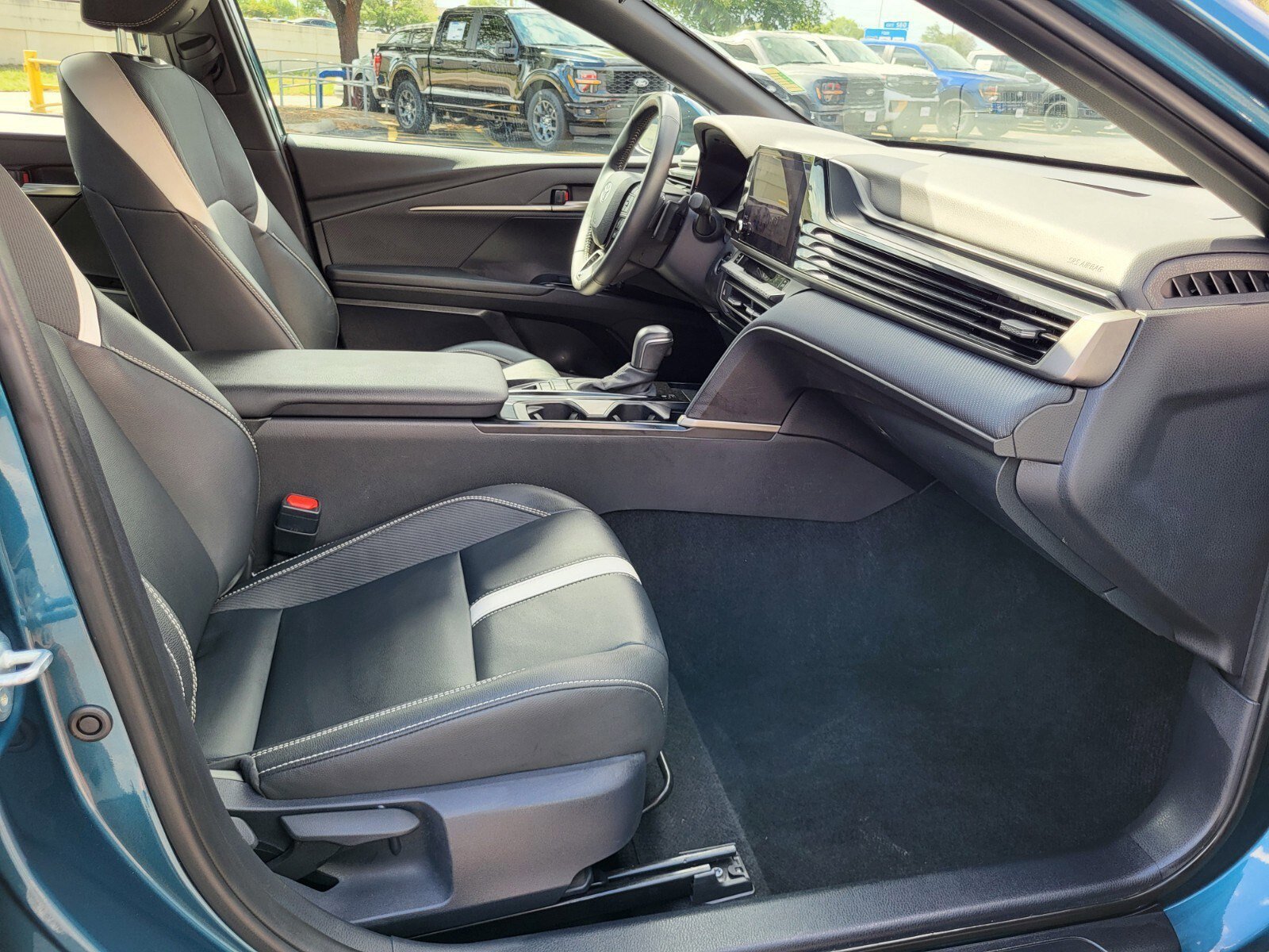 Used 2025 Toyota Camry SE image 12