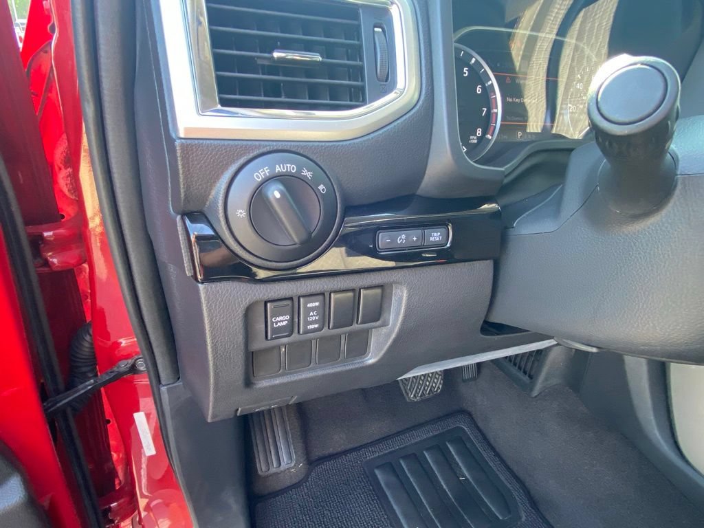 Used 2021 Nissan Titan SV w/ SV Convenience Package RWD image 12