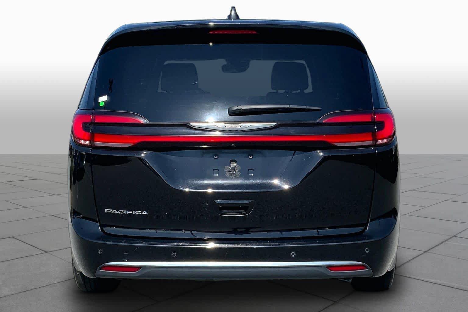 Used 2025 Chrysler Pacifica Select FWD image 5