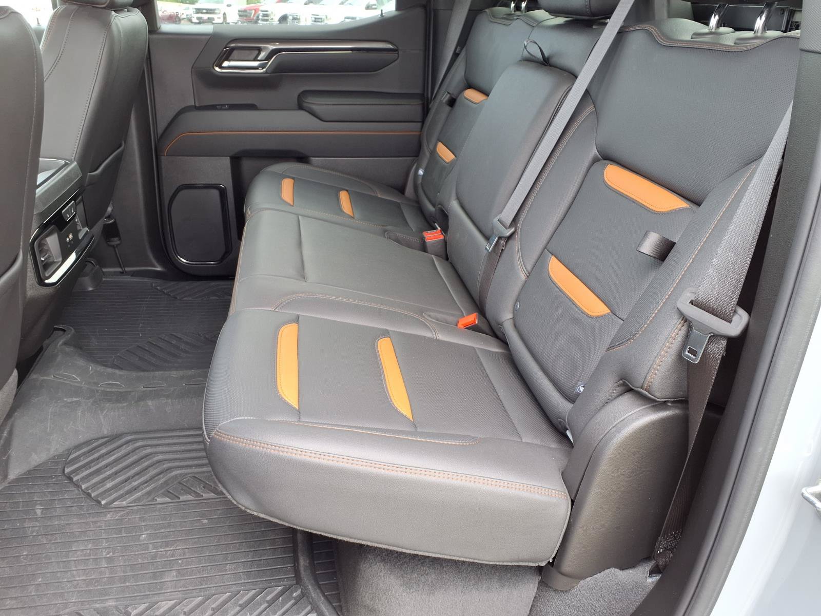 Used 2024 GMC Sierra 1500 AT4 w/ Technology Package AWD/4WD image 9